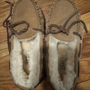 UGGS Australia Girls Moccasin Dakota Slipper Chestnut size 1 hardly Worn